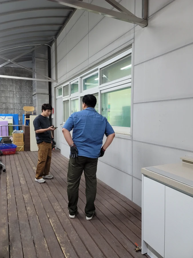 학교 현장에서 스마트팜 설치 위치를 논의하는 담당자와 시공팀